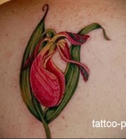 татуировка завявшая орхидея на лопатке