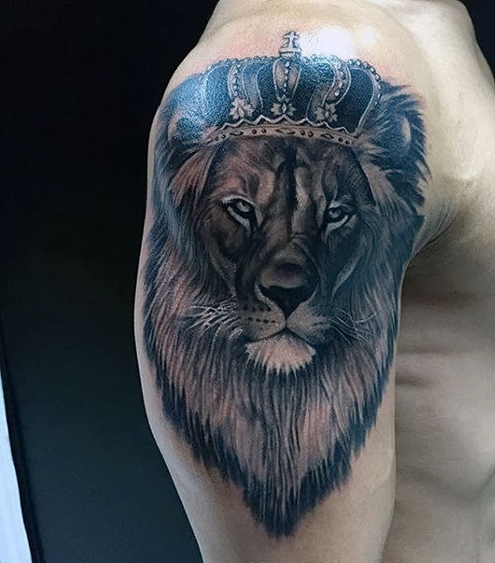 Лев с короной на плече