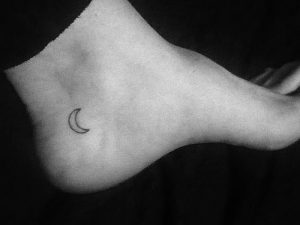 фото тату луна от 19.11.2017 №002 - tattoo moon - tattoo-photo.ru