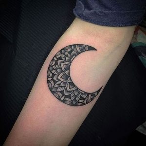 фото тату луна от 19.11.2017 №025 - tattoo moon - tattoo-photo.ru