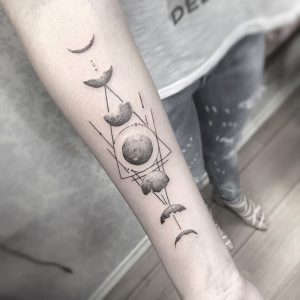 фото тату луна от 19.11.2017 №047 - tattoo moon - tattoo-photo.ru