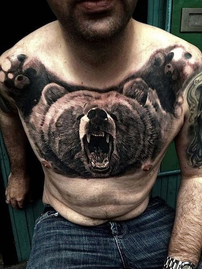Тату медведь на грудине