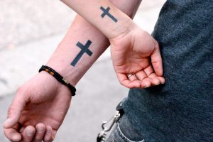Что значит крест в татуировке - фото