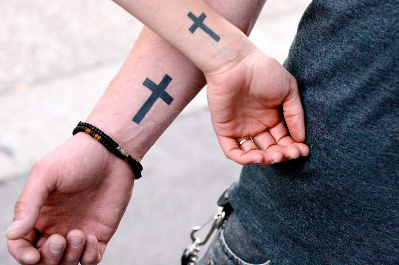 Что значит крест в татуировке  — фото