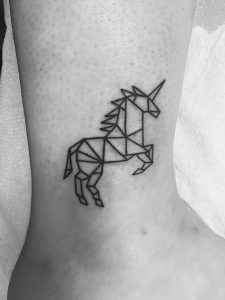 фото тату единорог от 14.11.2017 №041 - unicorn tattoo - tattoo-photo.ru