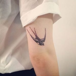 фото тату ласточка от 18.11.2017 №008 - tattoo swallow - tattoo-photo.ru