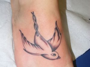 фото тату ласточка от 18.11.2017 №058 - tattoo swallow - tattoo-photo.ru