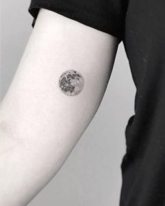 фото тату луна от 19.11.2017 №007 - tattoo moon - tattoo-photo.ru