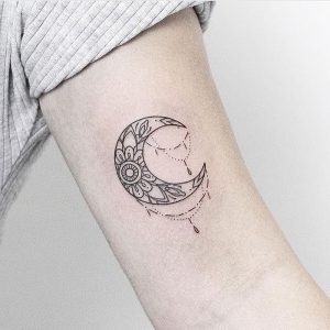 фото тату луна от 19.11.2017 №035 - tattoo moon - tattoo-photo.ru