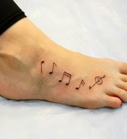 фото тату с нотами от 16.11.2017 №068 — tattoo with notes — tattoo-photo.ru