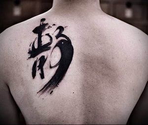 фото тату китайские иероглифы для статьи про значение татуировок - 11