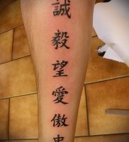 фото тату китайские иероглифы для статьи про значение татуировок — 23