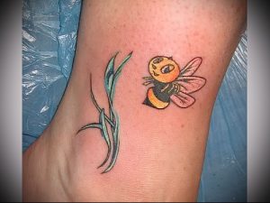 фото тату пчела для статьи про значение татуировки пчела - 7