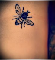 фото тату пчела для статьи про значение татуировки пчела — 15