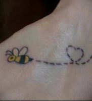 фото тату пчела для статьи про значение татуировки пчела — 21