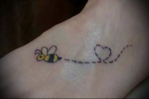 фото тату пчела для статьи про значение татуировки пчела - 21