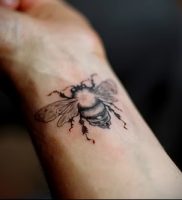 фото тату пчела для статьи про значение татуировки пчела — 22