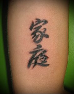 фото тату китайские иероглифы для статьи про значение татуировок - 3