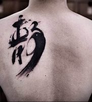 фото тату китайские иероглифы для статьи про значение татуировок — 11
