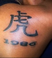 фото тату китайские иероглифы для статьи про значение татуировок — 16