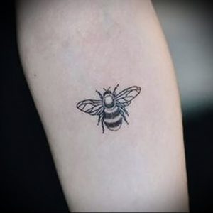 фото тату пчела для статьи про значение татуировки пчела - 3