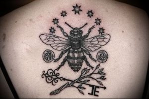 фото тату пчела для статьи про значение татуировки пчела - 5