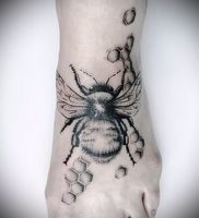 фото тату пчела для статьи про значение татуировки пчела — 8