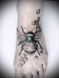 фото тату пчела для статьи про значение татуировки пчела - 8