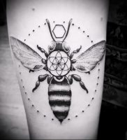 фото тату пчела для статьи про значение татуировки пчела — 9