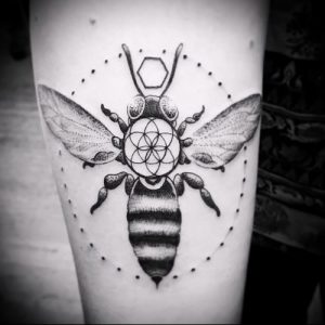 фото тату пчела для статьи про значение татуировки пчела - 9