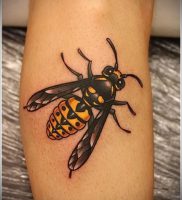 фото тату пчела для статьи про значение татуировки пчела — 14