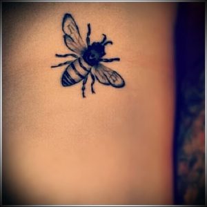 фото тату пчела для статьи про значение татуировки пчела - 15