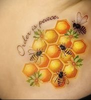 фото тату пчела для статьи про значение татуировки пчела — 17