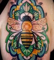 фото тату пчела для статьи про значение татуировки пчела — 20