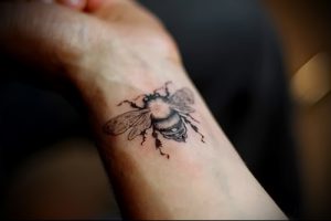 фото тату пчела для статьи про значение татуировки пчела - 22