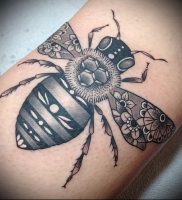 фото тату пчела для статьи про значение татуировки пчела — 23