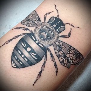 фото тату пчела для статьи про значение татуировки пчела - 23