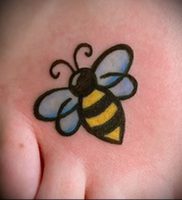 фото тату пчела для статьи про значение татуировки пчела — 25