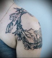 Пример классной татуировки с венком — фото