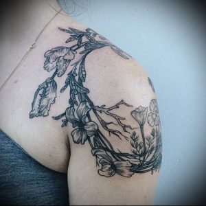 Пример классной татуировки с венком - фото