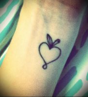 фото тату С ЯБЛОКОМ (Tattoo apple photo) (значение) — пример рисунка — 025 tatufoto.com