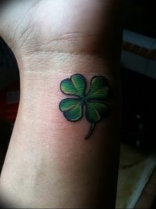 фото тату трилистник - клевер от 21.08.2017 №058 - Cloverleaf tattoo - tattoo-photo.ru