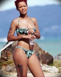 фото Тату Рианны от 30.09.2017 №021 - Rihanna Tattoo - tattoo-photo.ru