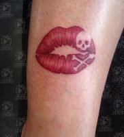 фото тату поцелуй от 22.09.2017 №015 — tattoo kiss — tattoo-photo.ru
