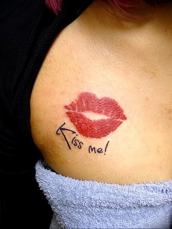 Татуировка в виде поцелуя