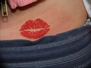 фото тату поцелуй от 22.09.2017 №042 - tattoo kiss - tattoo-photo.ru