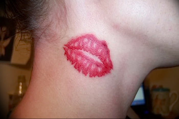 фото тату поцелуй от 22.09.2017 № 056 - tattoo kiss - tattoo-photo.ru.