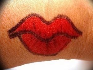 фото тату поцелуй от 22.09.2017 №064 - tattoo kiss - tattoo-photo.ru