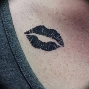 фото тату поцелуй от 22.09.2017 №085 - tattoo kiss - tattoo-photo.ru