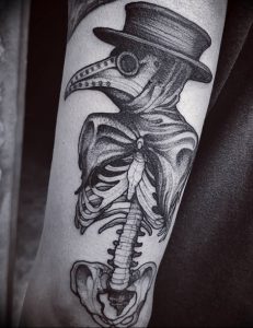 фото тату Чумной Доктор от 04.10.2017 №078 - tattoo Plague Doctor - tattoo-photo.ru